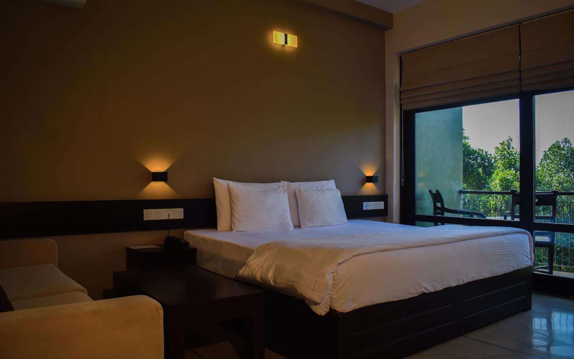 Ahas Gawwa Hotel Padukka Buitenkant foto